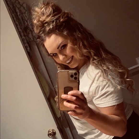 Meet your Posher, Shelbie - Picture 2 of 3